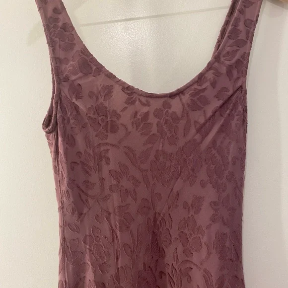 Elegant Sleeveless Dress in Mauve - Picture 5 of 7